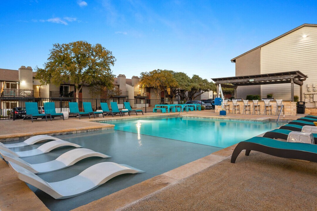 South Lamar Village in Austin, TX - Foto de edificio