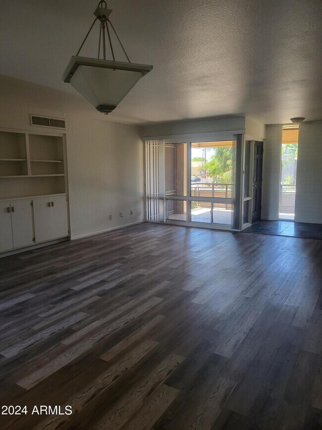 6501 N 17th Ave-Unit -205 in Phoenix, AZ - Foto de edificio - Building Photo