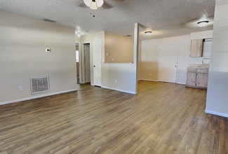 15696 Bolesta Rd, Unit Apt A in Clearwater, FL - Foto de edificio - Building Photo