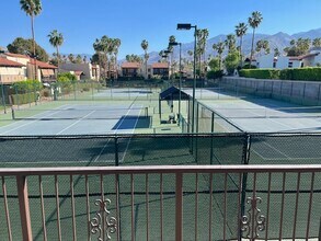 451 E Via Carisma, Unit 72 in Palm Springs, CA - Foto de edificio - Building Photo