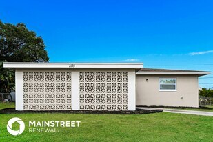 2155 Tropic Ave in Ft. Myers, FL - Building Photo