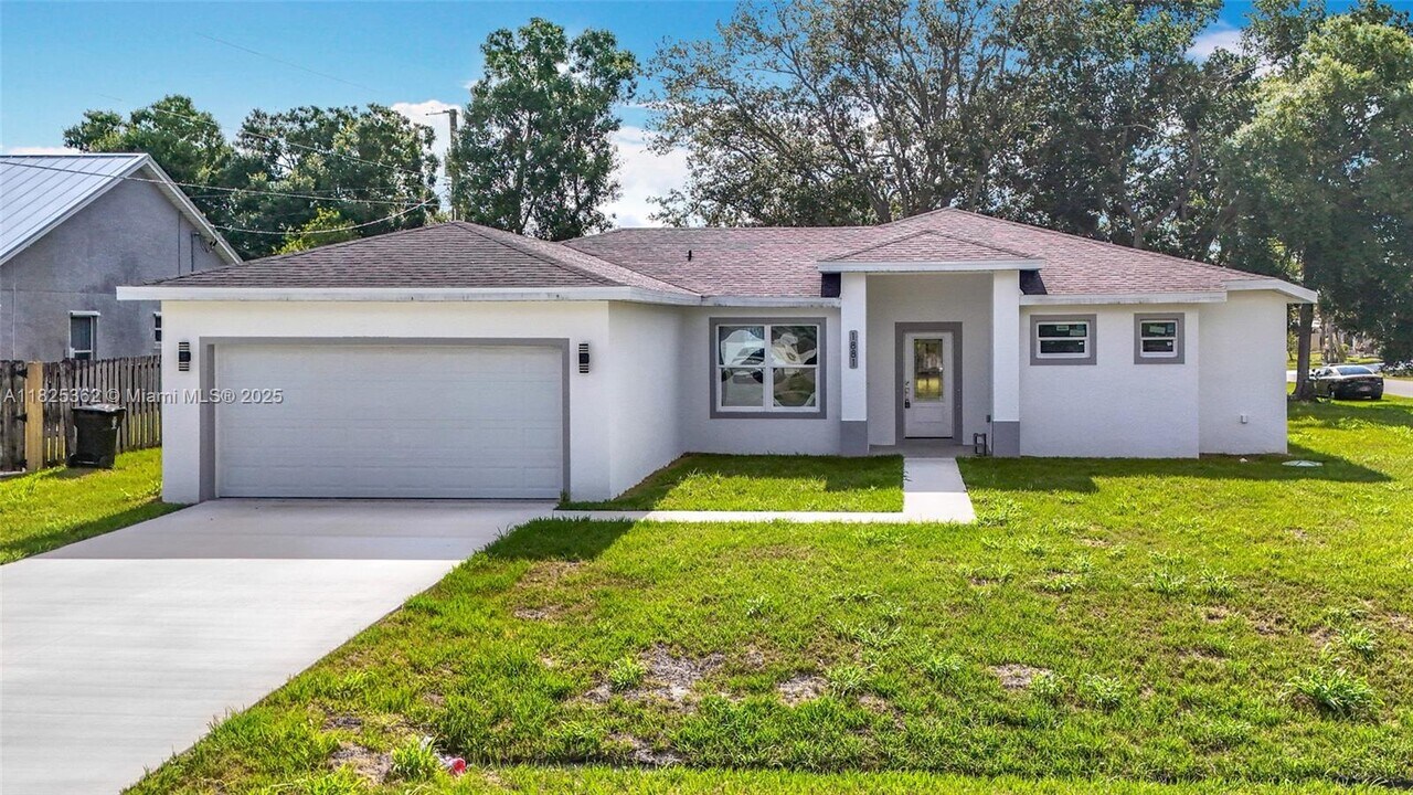 1881 SW Davis St in Port St. Lucie, FL - Building Photo