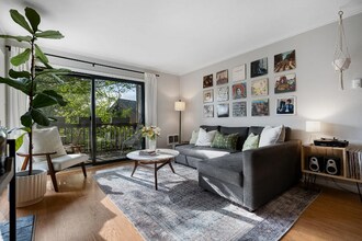 7704 SW Barnes Rd in Portland, OR - Building Photo - Building Photo