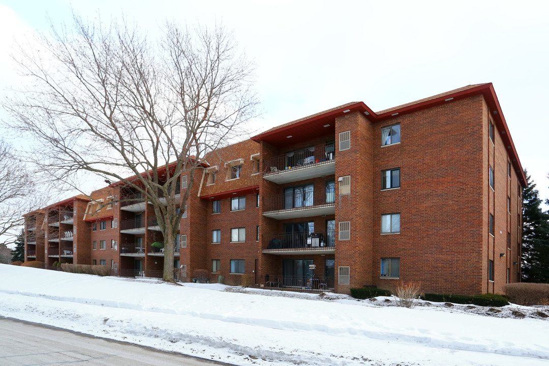 Oak Creek in Buffalo Grove, IL - Building Photo