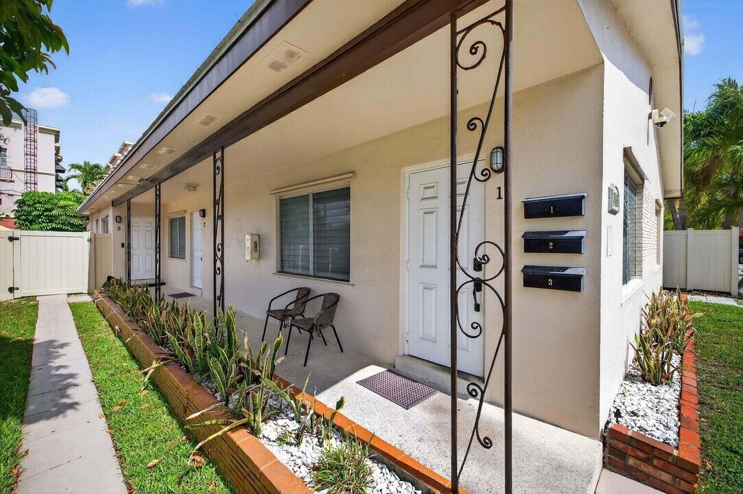 1037 N Victoria Park Rd in Fort Lauderdale, FL - Building Photo