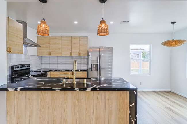 4521 E 55th St, Unit 4521 in Maywood, CA - Building Photo - Building Photo