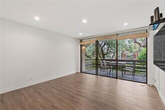 5757 Owensmouth Ave in Los Angeles, CA - Building Photo - Building Photo