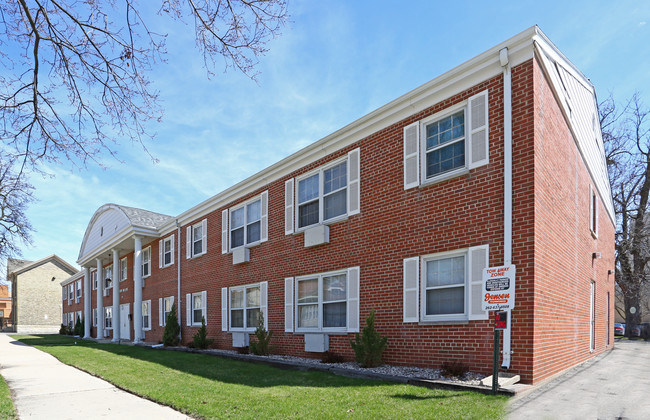 Executive Inn Apartments in Racine, WI - Building Photo - Primary Photo