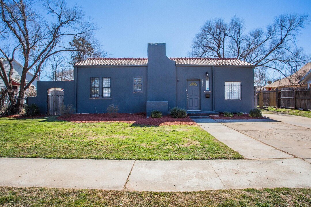 2115 26th St in Lubbock, TX - Building Photo