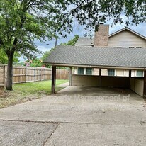 2415 Oak Manor in Arlington, TX - Building Photo