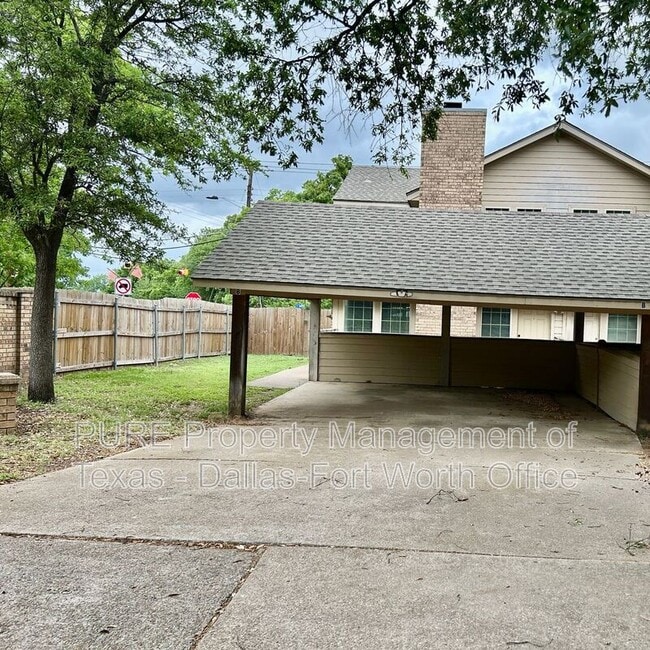 property at 2415 Oak Manor