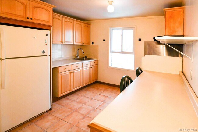 24-10 Gillmore St in Queens, NY - Building Photo - Building Photo