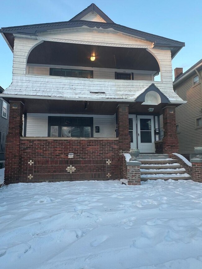 9913 Mt Auburn Ave in Cleveland, OH - Foto de edificio - Building Photo