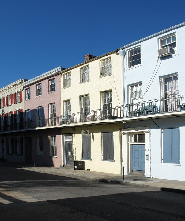 829 Burgundy St in New Orleans, LA - Foto de edificio