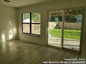 9870 Sunset Pl in San Antonio, TX - Building Photo - Building Photo