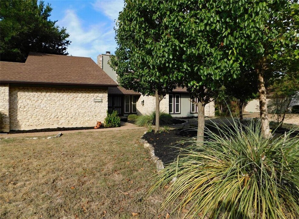 1006 Porpoise St in Lakeway, TX - Building Photo