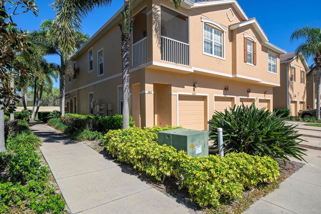 3423 Parkridge Cir in Sarasota, FL - Building Photo