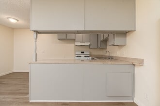 10210 Mountair Ave in Tujunga, CA - Building Photo - Interior Photo