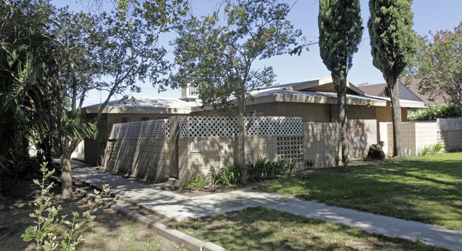 8332 Nuevo Ave in Fontana, CA - Foto de edificio - Building Photo