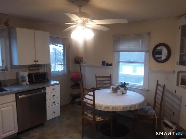 28 Massachusetts Ave in Fairfield, CT - Building Photo - Building Photo