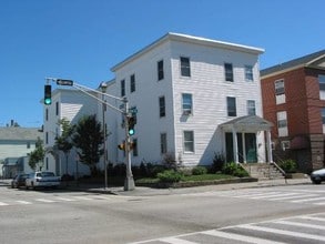 251 Pine St in Manchester, NH - Foto de edificio - Building Photo