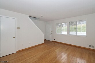 21 Parkside Rd in Bedminster, NJ - Building Photo - Building Photo