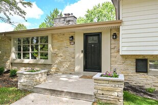 2526 W Dunwood Rd in Glendale, WI - Building Photo