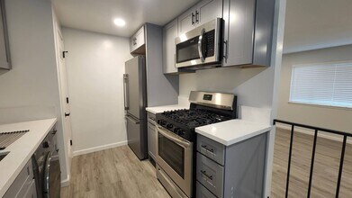 579 James Ave, Unit 1 in South Lake Tahoe, CA - Foto de edificio - Building Photo