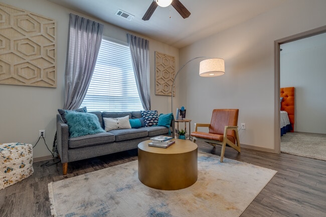 The Maywood Apartments in Oklahoma City, OK - Building Photo - Interior Photo