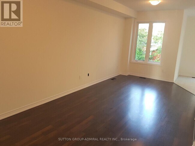 38 Greenwood Dr in Essa, ON - Building Photo - Building Photo