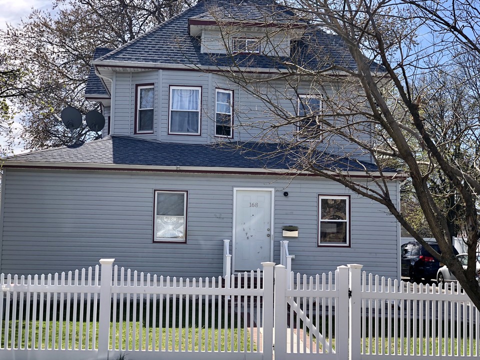 168 Bedell St in Freeport, NY - Foto de edificio