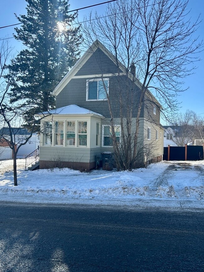 property at 721 N 7th Ave E