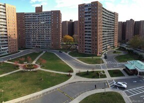 61-55 98th St, Unit 14J in Queens, NY - Building Photo