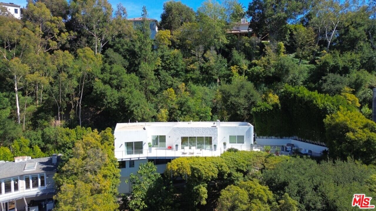 9422 Readcrest Dr in Beverly Hills, CA - Building Photo