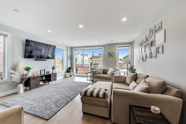 2429 W Augusta Blvd in Chicago, IL - Foto de edificio - Building Photo