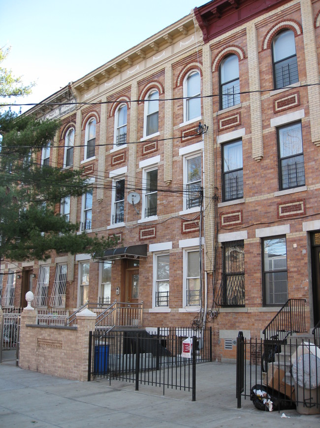 437 Wyona St in Brooklyn, NY - Foto de edificio - Building Photo