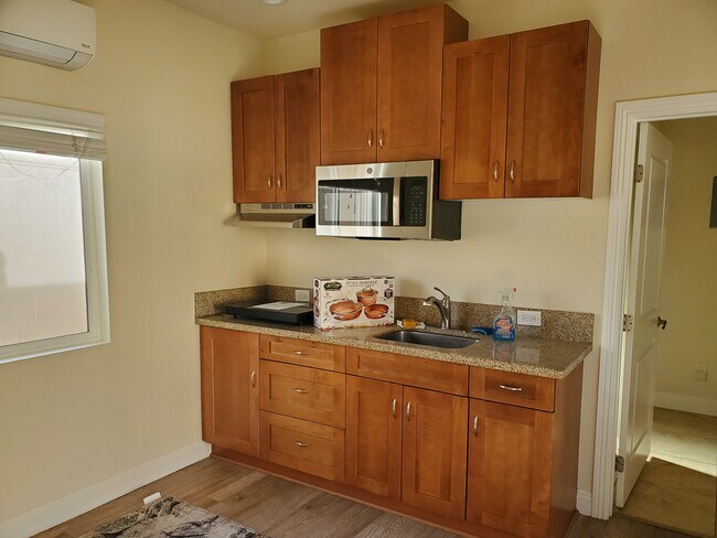 6248 Teesdale Ave, Unit Guest House in North Hollywood, CA - Building Photo - Building Photo