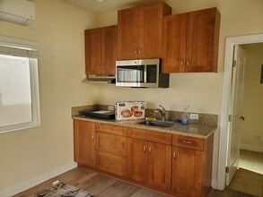 6248 Teesdale Ave, Unit Guest House in North Hollywood, CA - Foto de edificio - Building Photo