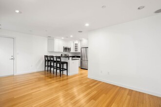 366 W 2nd St, Unit 3 in Boston, MA - Building Photo - Building Photo