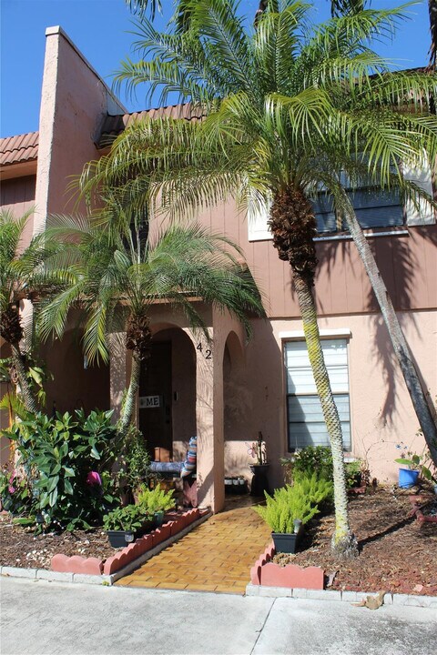 42 Matador Ln in Davie, FL - Building Photo