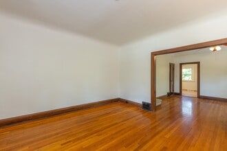 2438 Woodmere Dr in Cleveland Heights, OH - Foto de edificio - Building Photo