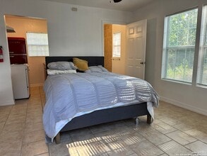119 E Ridgewood Ct, Unit 202 in San Antonio, TX - Building Photo - Building Photo