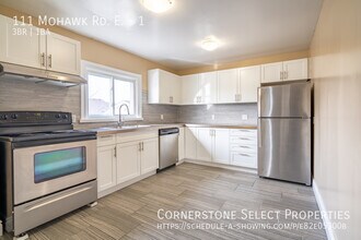 111 Mohawk Rd E in Hamilton, ON - Building Photo - Building Photo