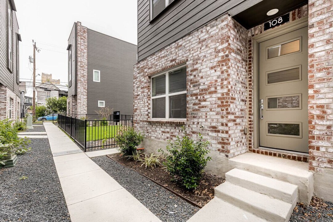 210 W Poplar St in San Antonio, TX - Foto de edificio