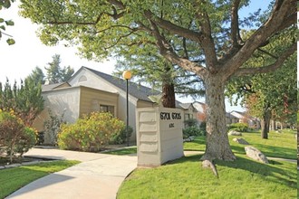 Laurelwood West Villas in Bakersfield, CA - Building Photo - Building Photo