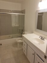 19249 Hamlin St, Unit 3 in Reseda, CA - Building Photo