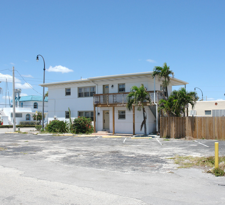 2305 N Ocean Dr in Hollywood, FL - Building Photo