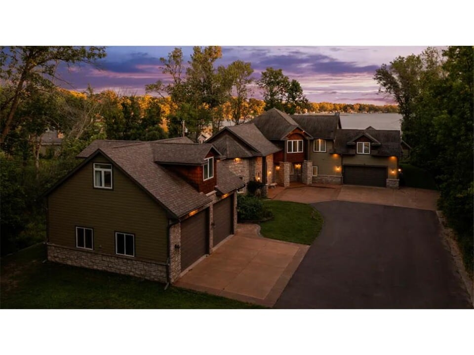 50474 Bayside Ave in Rush City, MN - Foto de edificio