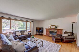 122 S Whitney Way in Madison, WI - Building Photo - Building Photo