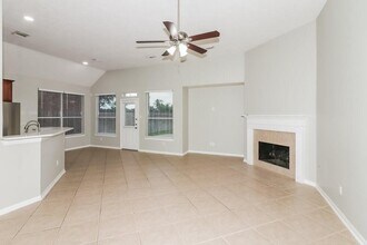 10719 Gilford Crest Dr in Spring, TX - Foto de edificio - Building Photo